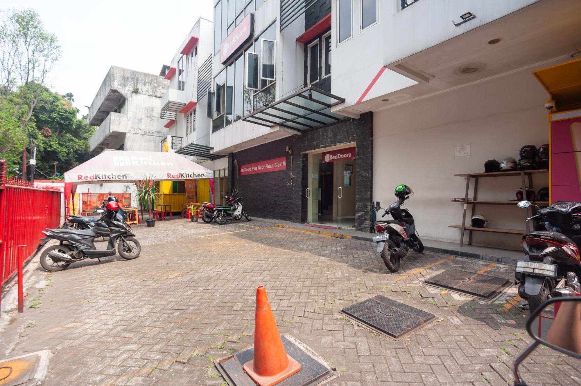 Reddoorz Plus Near Plaza Blok M Cakarta Dış mekan fotoğraf